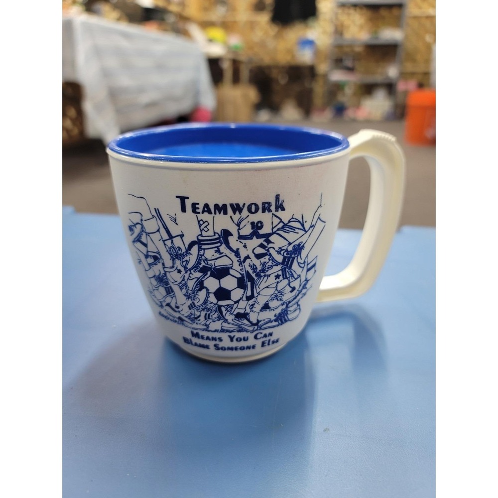 Vintage 1980s Plastic Footed Mug w Lid Teamwork Blame Someone Else Funny - Picture 3 of 6